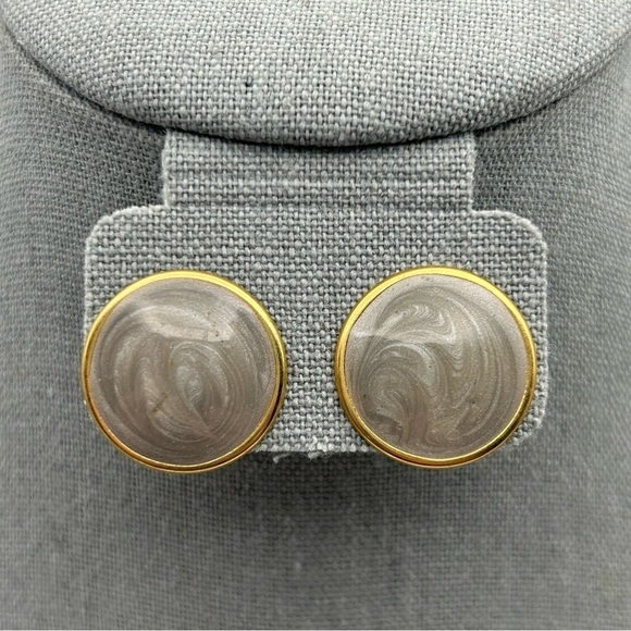 Vintage Lightweight Light Gray Swirl Stud Round Pierced Metal Earrings Gold Tone - Picture 1 of 7